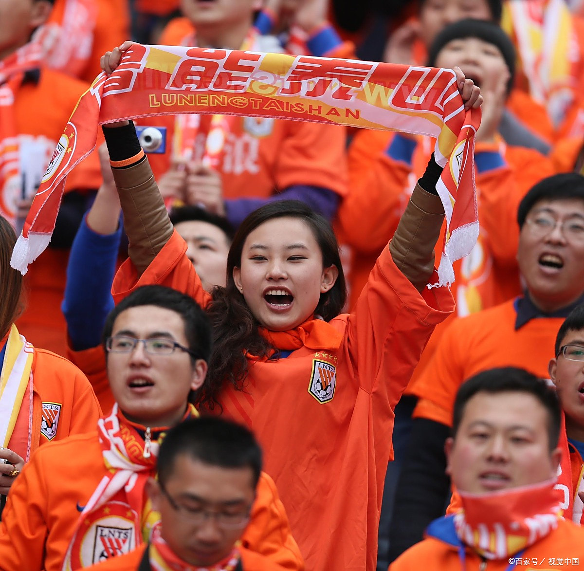 关于家乡球队告捷，球迷欢呼雀跃的信息