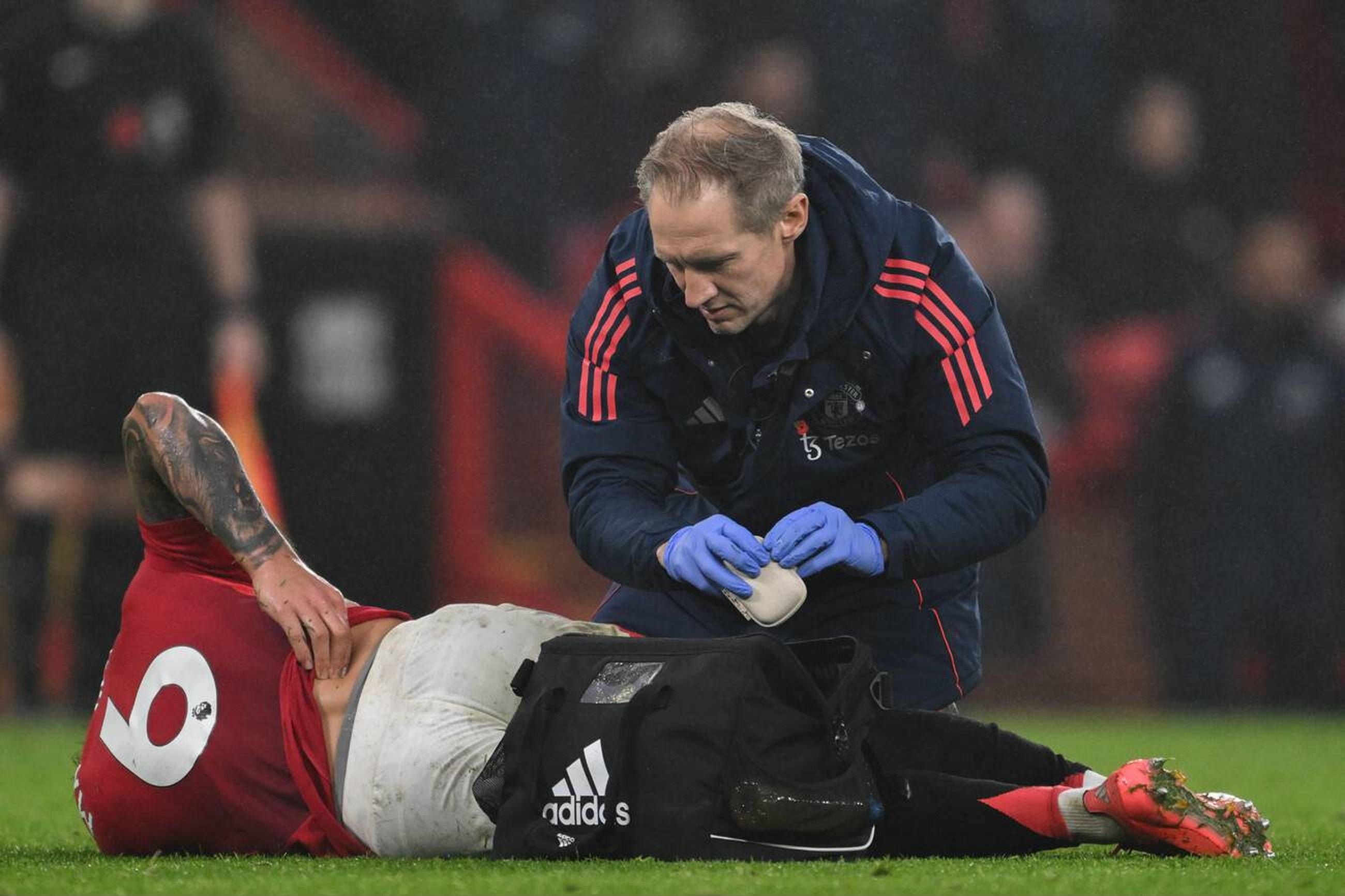 关于队医透露球员伤情并发布康复进度的信息