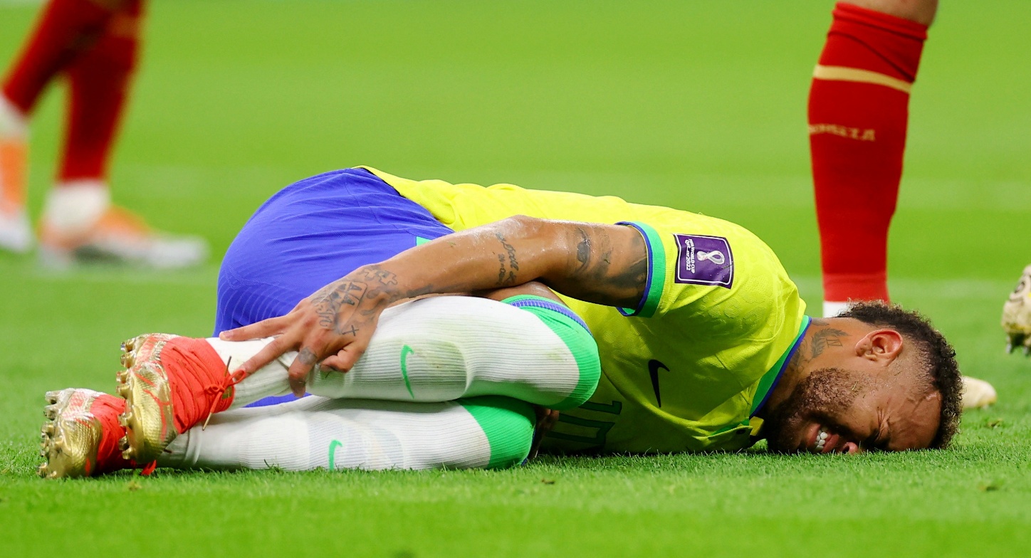 关于队医透露球员伤情并发布康复进度的信息