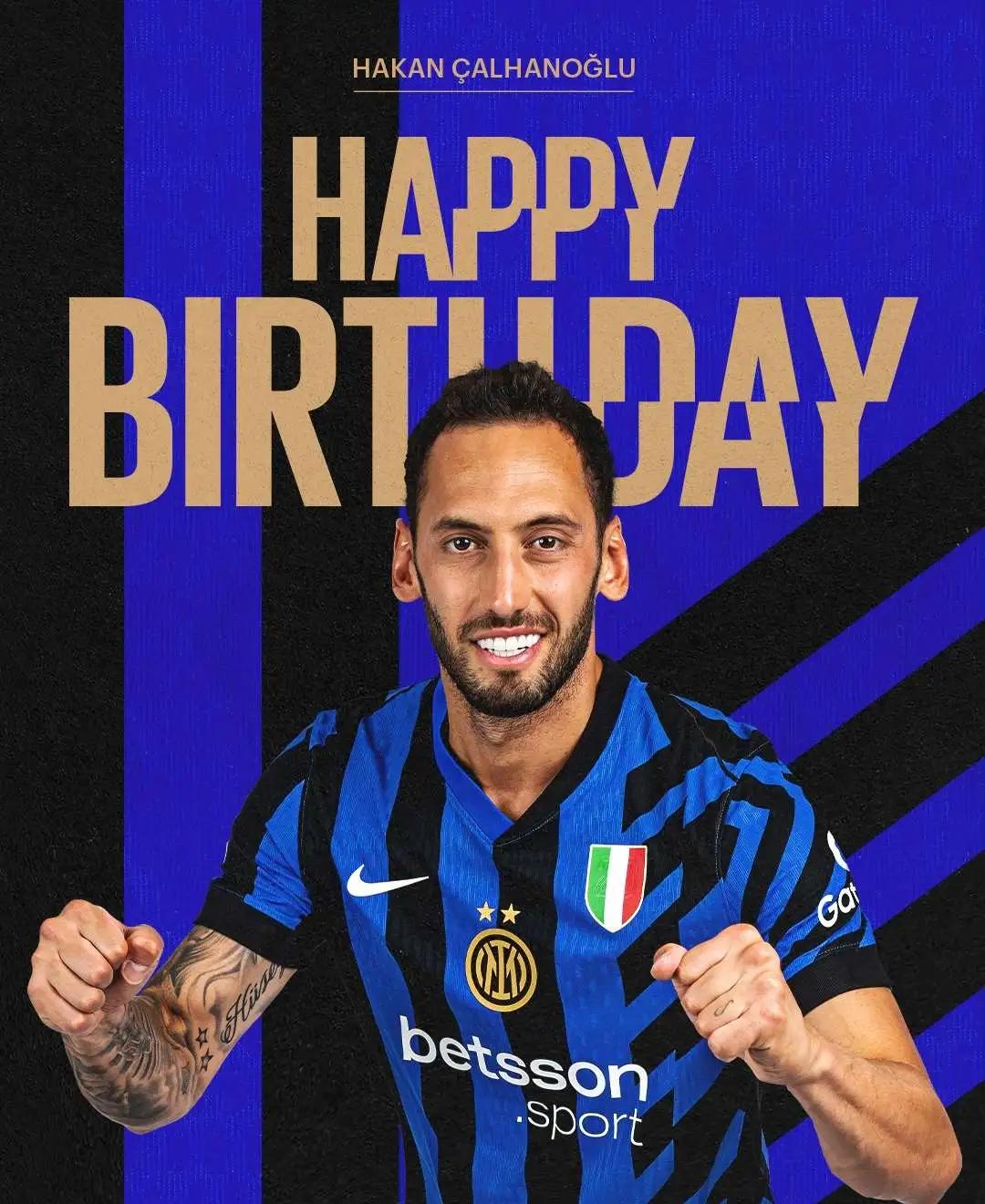 包含AC米兰队员欢呼雀跃，祝贺取得重要胜利的词条