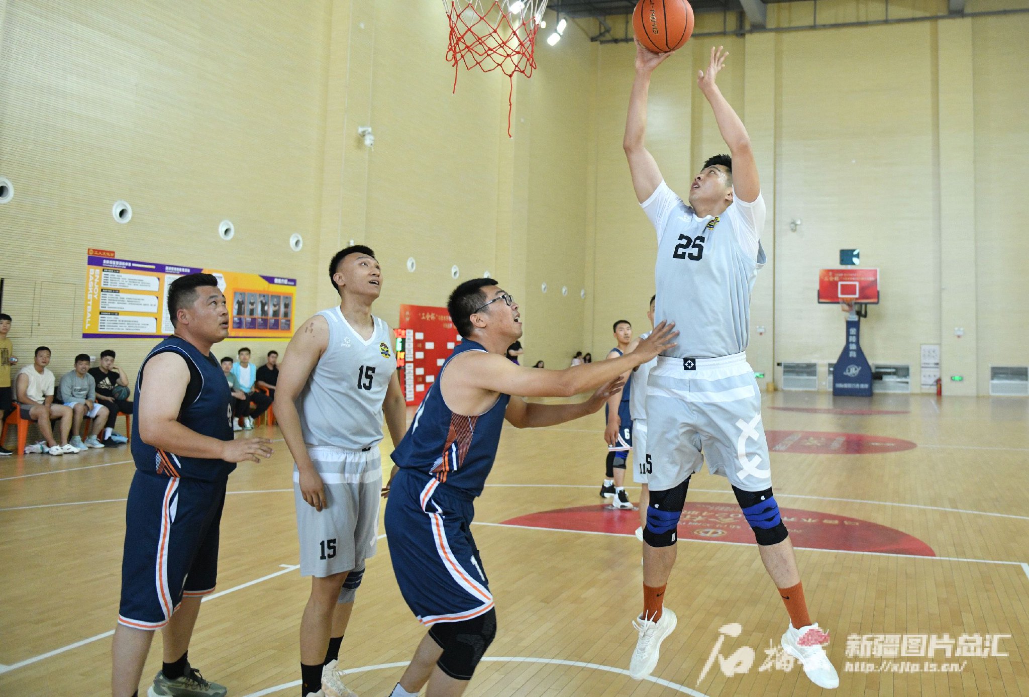 爱游戏入口-篮球比赛精彩纷呈，点燃球迷热情