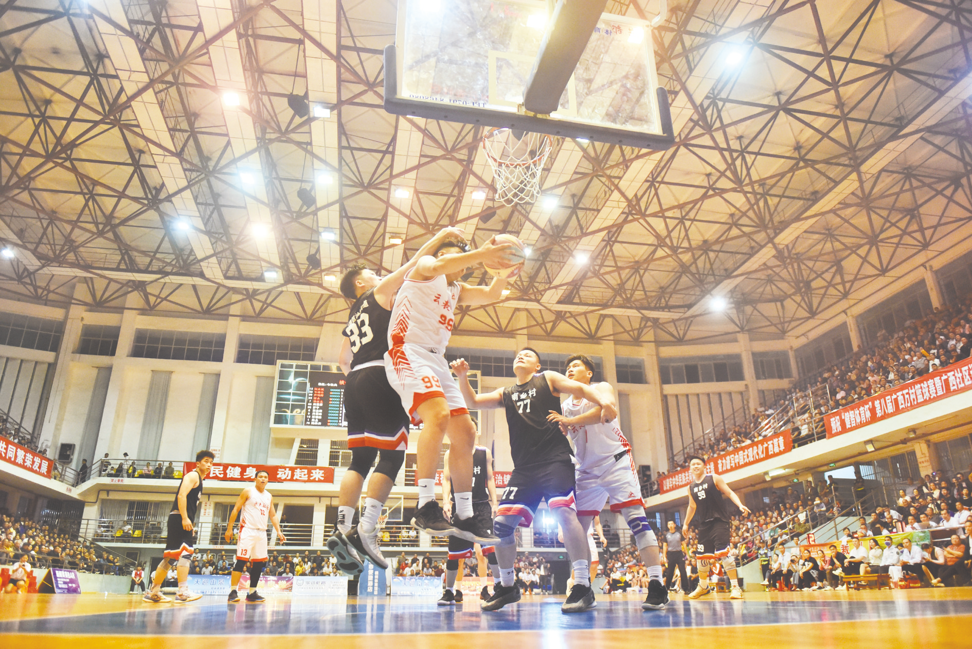 篮球比赛精彩纷呈，点燃球迷热情